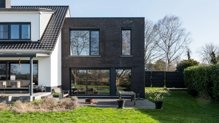 moderne-aanbouw-met-verdieping